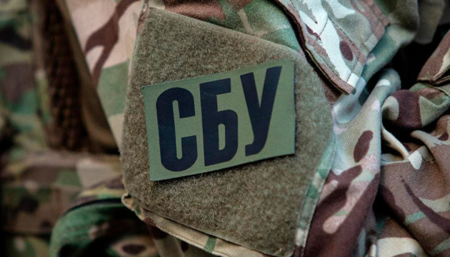 Ось кілька варіантів тайтлів:

Школяр-колаборант: СБУ затримала 16-річного коригувальника російських атак на Харківщині (107 символів)
СБУ: 16-річний юнак з Харківщини допомагав ворогу з повітряними атаками (101 символ)
Юний зрадник: На Харківщині СБУ затримала 16-річного школяра-коригувальника обстрілів (108 символів)
Підліткова зрада: 16-річний школяр на Харківщині допомагав ворогу з повітряними ударами – СБУ (116 символів)
СБУ викрила 16-річного школяра-коригувальника російських повітряних атак на Харківщину (115 символів)