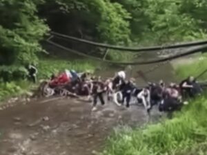 Буковинська трагедія: Обвал мосту з дітьми з Харківщини, шестеро школярів у лікарні.