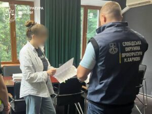 Мати-тиранка в Харкові: підозра у жорстокому поводженні з немовлям.