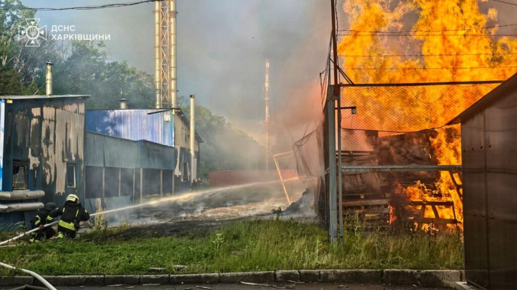 Російські дрони здійснили подвійну атаку на підприємство під Харковом: перша пожежа, друга – під час рятувальної операції.