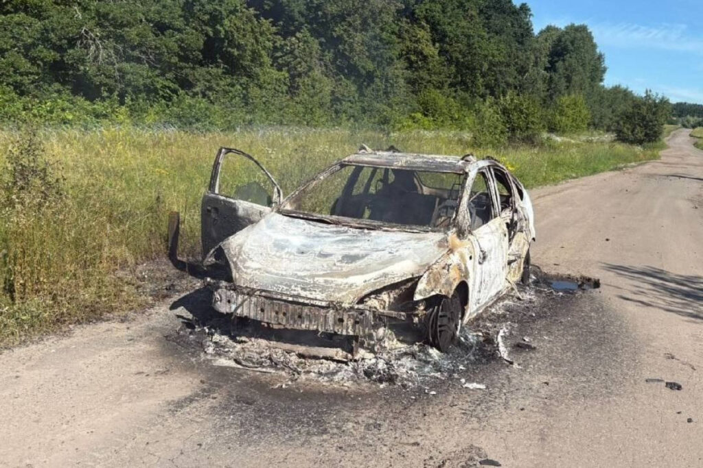 Російський дрон атакував авто на Харківщині: постраждали цивільні.