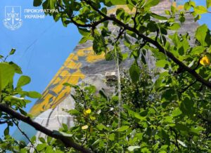 Харків: російський БпЛА влучив у багатоповерхівку. Росія продовжує свої злочини.