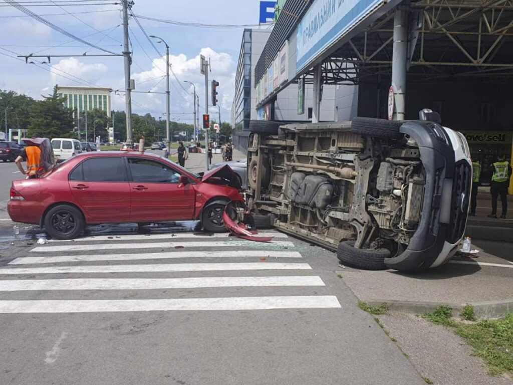 Харків: "швидка" перекинулася після ДТП з Mitsubishi