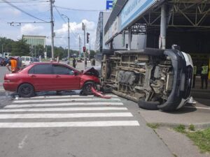 Харків: "швидка" перекинулася після ДТП з Mitsubishi