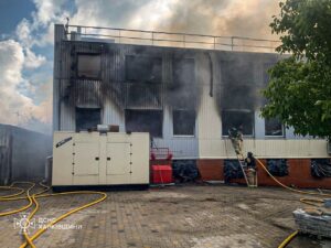 Рятувальники ліквідують наслідки ворожого удару по підприємству у Високому (фото)