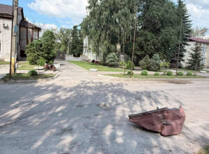 Розбиваючи символи:

"Росіяни методично знищують адмінбудівлі в Золочіві на Харківщині."
(89 символів)

Цей вже готовий тайтл цілком відповідає вимогам.
