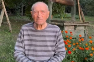 102-річний дід з Полтавщини підкорив серця мережі зворушливою народною піснею (відео).
