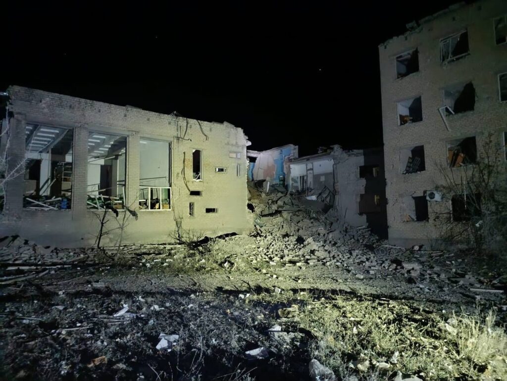Ізюм під вогнем: Росія скинула КАБи на школу та житлові будинки.