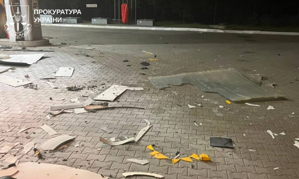 Харків під обстрілом "Молнії": РФ атакувала АЗС, є руйнування (фото).