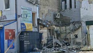 Харківщина: російські дрони вдарили біля ринку в Шевченковому, двоє поранених.