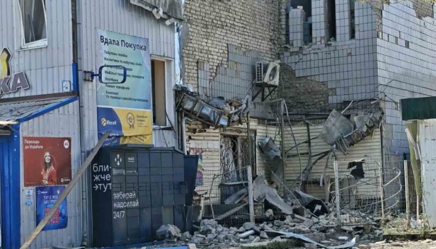 Харківщина: російські дрони вдарили біля ринку в Шевченковому, двоє поранених.
