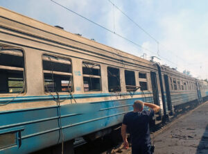 Харківщина: Російський дрон атакував вантажний вагон біля електропотяга, поліція розслідує.