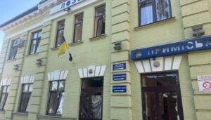 Лозова під ударом: рух поїздів призупинено після російської атаки.
