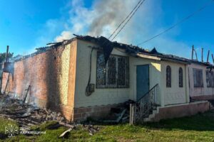 У Великому Бурлуці на Харківщині FPV-дрон поцілив у магазин, спричинивши пожежу.