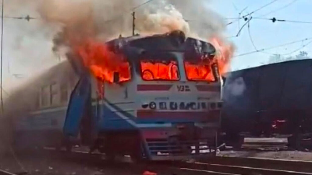 Удар по поїзду: Лозова-Харків, двоє загиблих, поранені.