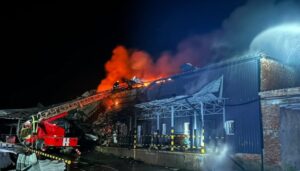 Ворожі снаряди влучили в поштове відділення Лозової на Харківщині.