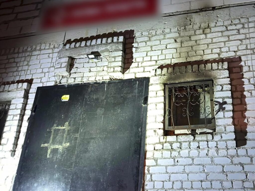 Златопіль. "Нова пошта" в полум'ї: двом чоловікам інкримінують підпал.