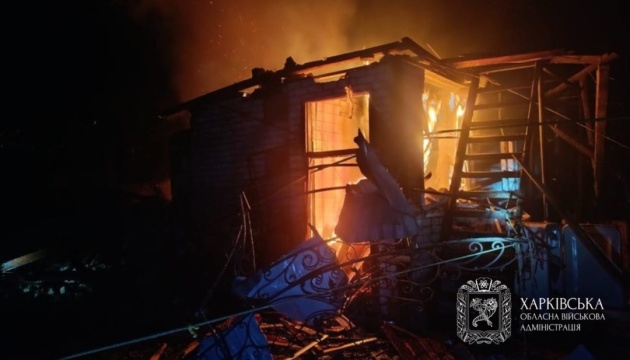 Харківщина: три удари по селищу, три життя під загрозою. Російські дрони не знають жалю.