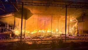 Ворог вдарив дроном по ринку у Великому Бурлуку: масштабна пожежа охопила два торговельні павільйони, обійшлося без постраждалих.