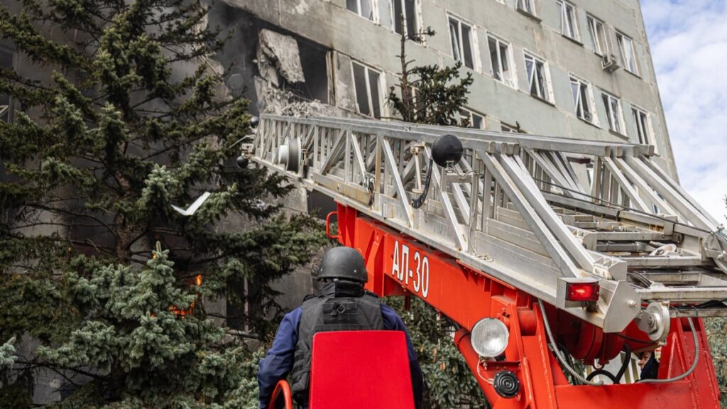 Харківський медичний заклад під обстрілом: 5 поранених, включаючи рятувальника