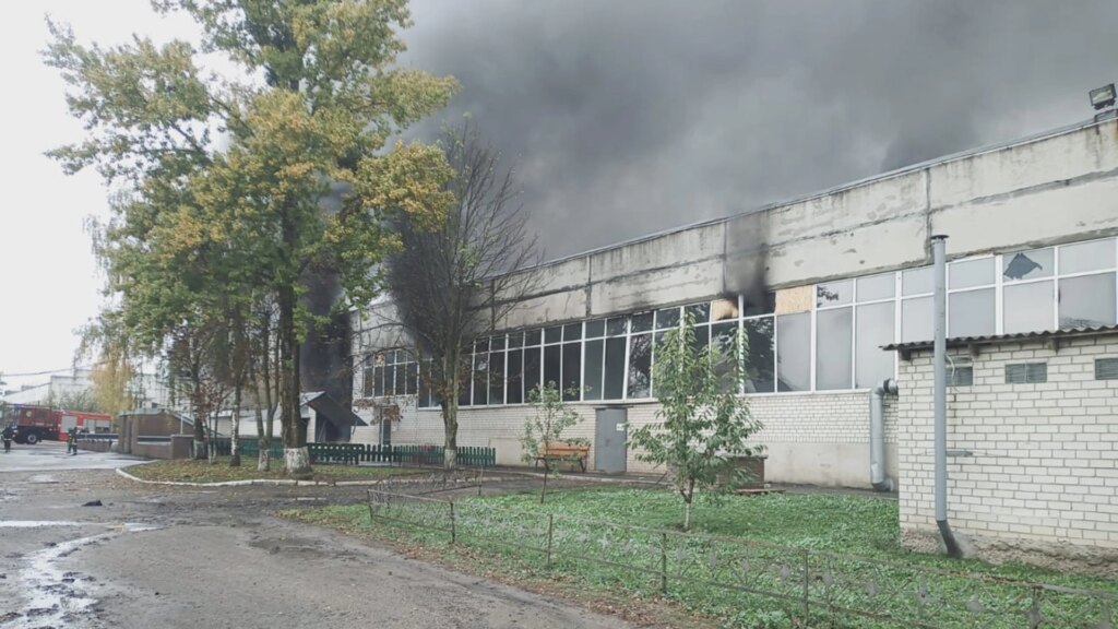 Росіяни завдали удару дронами по підприємству на Харківщині: повідомляється про жертви та постраждалих.